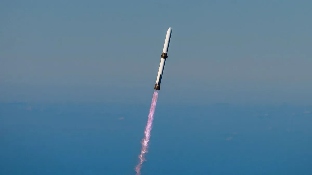 صاروخ New Glenn التابع لشركة Blue Origin ينطلق في اختبار مداري، مع توقعات بطرح الشركة للاكتتاب العام لتعزيز التمويل وتوسيع عمليات الفضاء.