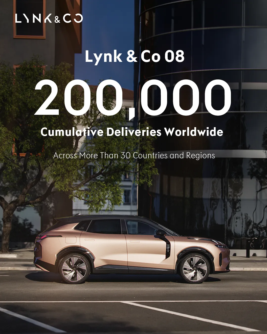 سيارة Lynk & Co 08 EM-P الهجينة قابلة للشحن مع إعلان تجاوز 200,000 وحدة مباعة في أكثر من 30 دولة حول العالم.