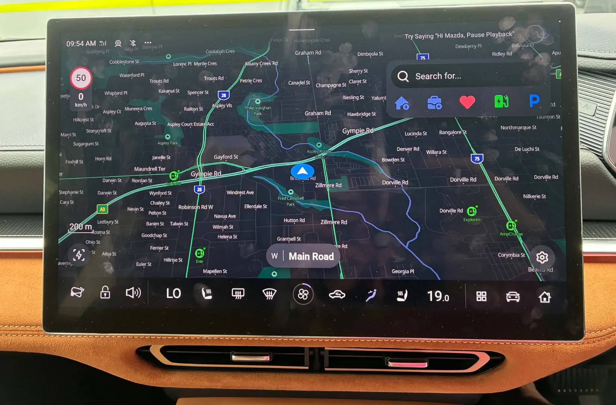 شاشة نظام الملاحة الذكي في سيارة Mazda 6e الكهربائية تعرض خريطة تفصيلية مع وظائف تحكم متعددة ودرجة حرارة داخلية 19 درجة.