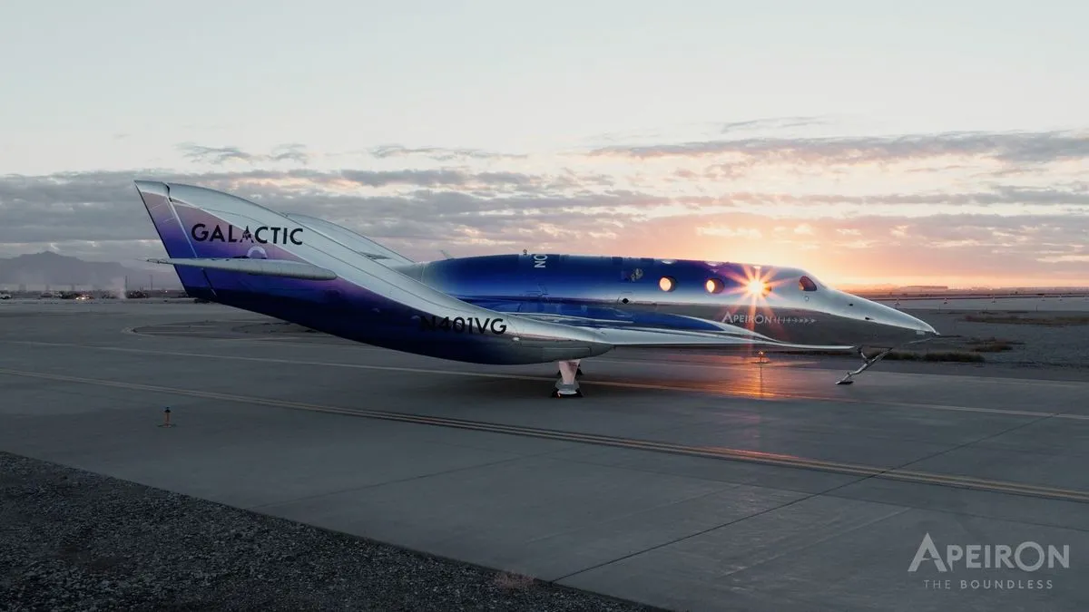 مركبة الفضاء Apeiron الجديدة من Virgin Galactic متوقفة على مدرج في غروب الشمس استعداداً لاختبارات الطيران ضمن برنامج الرحلات الفضائية التجارية.