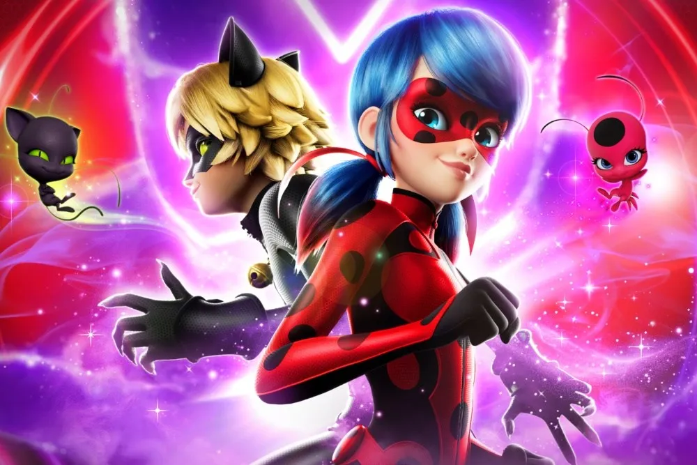 مارينيت و أدريان في زي ليدي باغ و كات نوار مع أصدقائهما الصغار، شخصيات من مسلسل "Miraculous" الشهير للقصص البطولية في باريس.