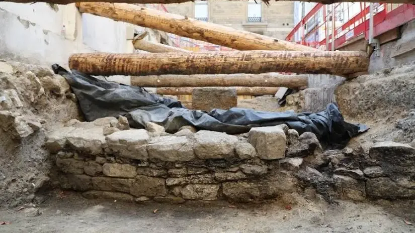 بقايا جدار حصن كيلتي قديم مصنوع من الحجر والخشب، اكتُشف تحت مستشفى Hôtel-Dieu في باريس، دليل على مدينة لوتيسيا التاريخية.