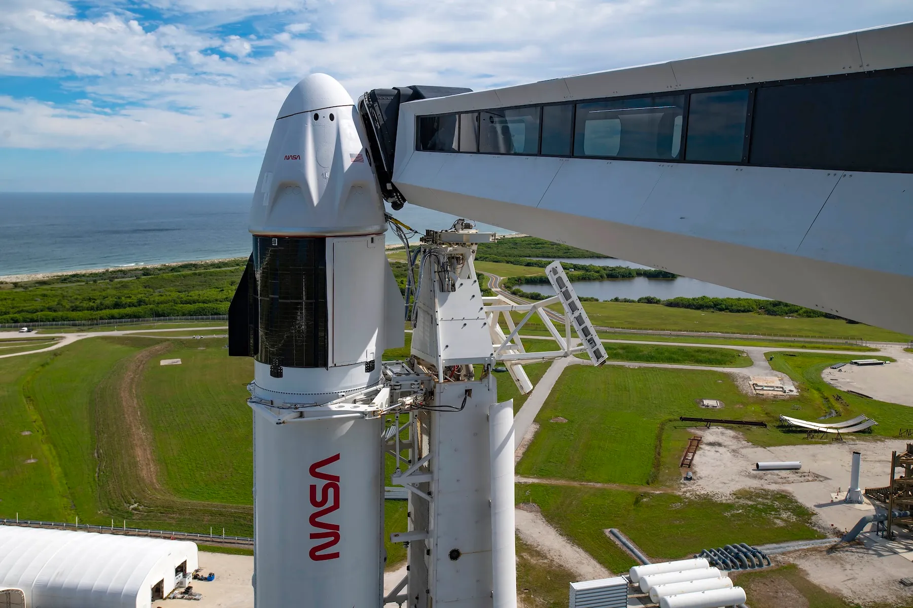 مركبة Crew Dragon التابعة لـ SpaceX متصلة بمنصة الإطلاق استعداداً لمهمة فضائية ضمن برنامج ناسا لنقل رواد الفضاء إلى المحطة الدولية.