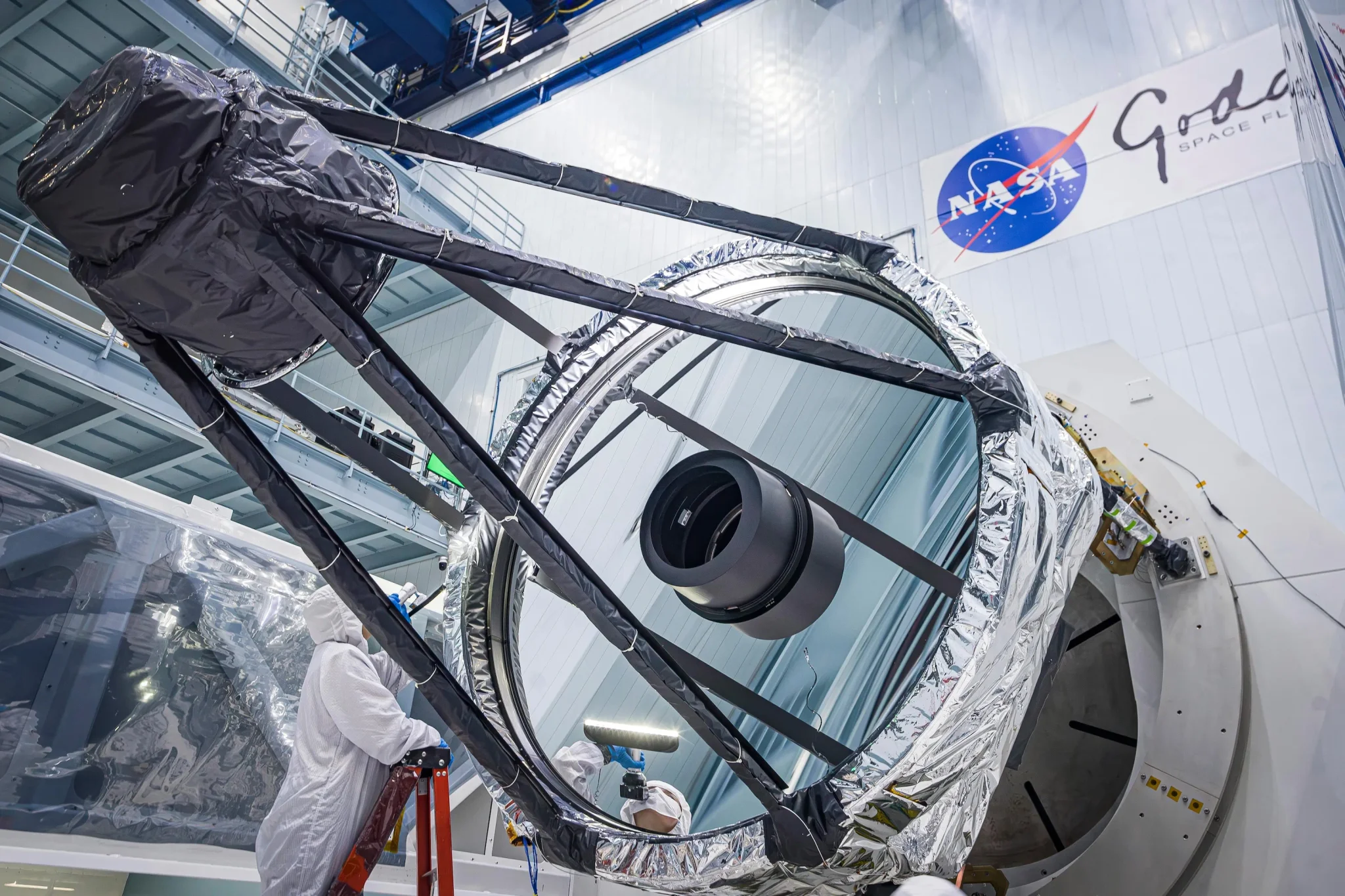 تلسكوب Nancy Grace Roman الفضائي مع مرآته الأساسية البالغ قطرها 2.4 متر في مركز NASA، مهيأ لرصد الكون والطاقة والمادة المظلمة.