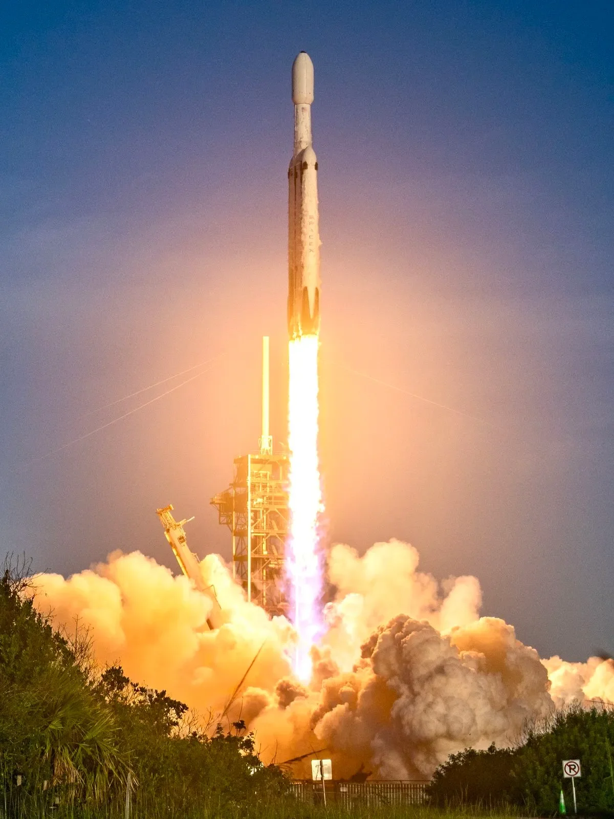 صاروخ SpaceX Falcon Heavy ينطلق من مركز كينيدي حاملاً تلسكوب Nancy Grace Roman الفضائي لمهمة استكشاف الكون والطاقة المظلمة.