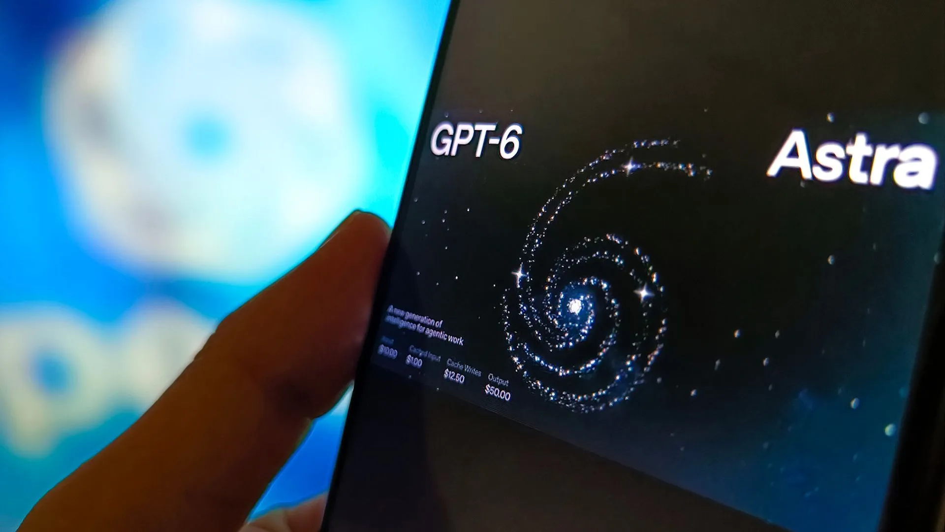 شاشة هاتف تعرض شعار GPT-6 Astra مع رسوم مجرية دوّامية، تعبير عن إطلاق نموذج الذكاء الاصطناعي العام الجديد من OpenAI.