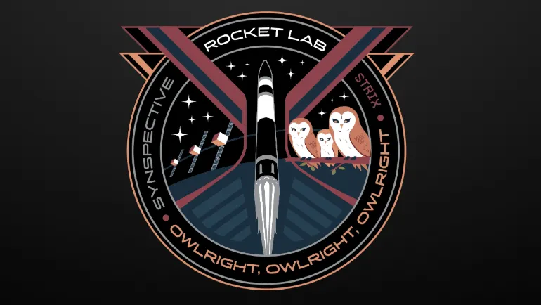 شعار مهمة إطلاق صاروخ Electron من Rocket Lab يحمل قمر Strix الثالث عشر، مع تصميم يضم صاروخاً وأبراج بوم، يرمز لرصد الأرض باستخدام تقنية الرادار الفضائي.