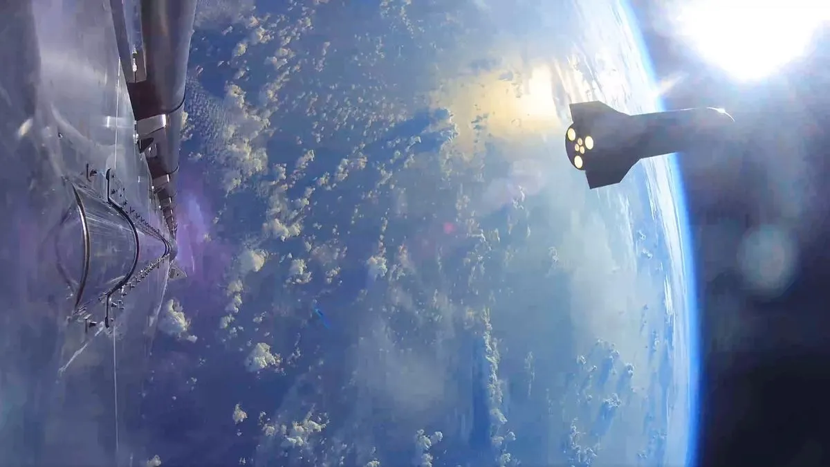 مركبة Starship الفضائية أثناء دورة كاملة حول الأرض مع إطلاق أقمار Starlink الصناعية، تظهر الأرض من المدار في الخلفية.