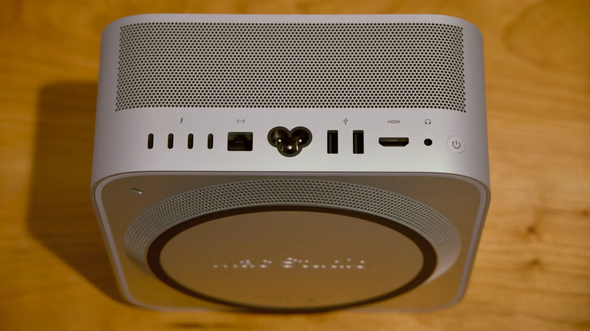 جهاز Mac Studio الجديد بمعالج M5 Ultra يعرض منافذ Thunderbolt 5 وHDMI وUSB-A وEthernet مع تصميم مدمج ووزن إضافي لمبدد حراري نحاسي.