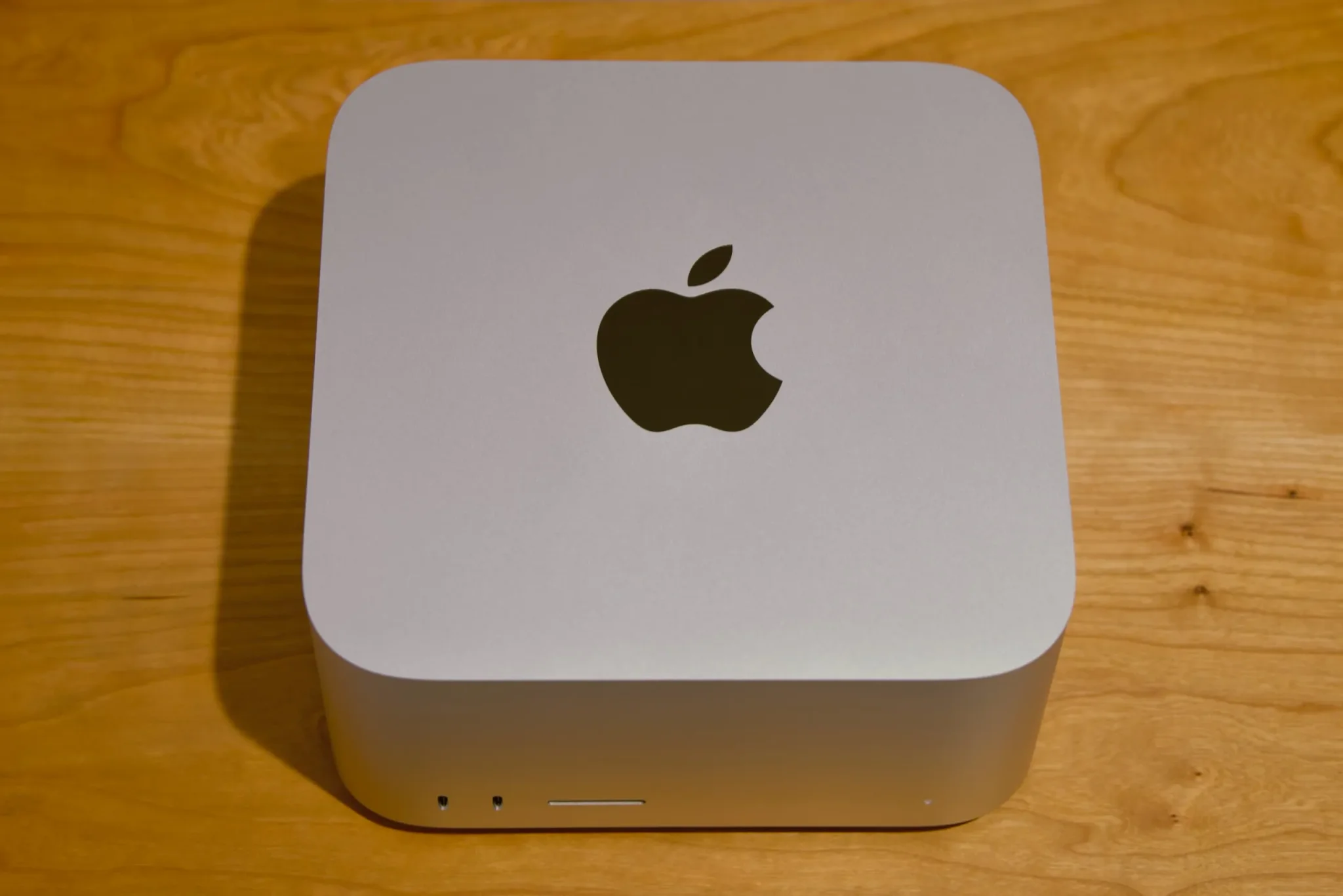 جهاز Mac Studio الجديد بمعالج M5 Ultra بحجم صغير وتصميم معدني رمادي، مخصص لتشغيل نماذج الذكاء الاصطناعي محلياً مع أداء عالي وذاكرة موحدة.