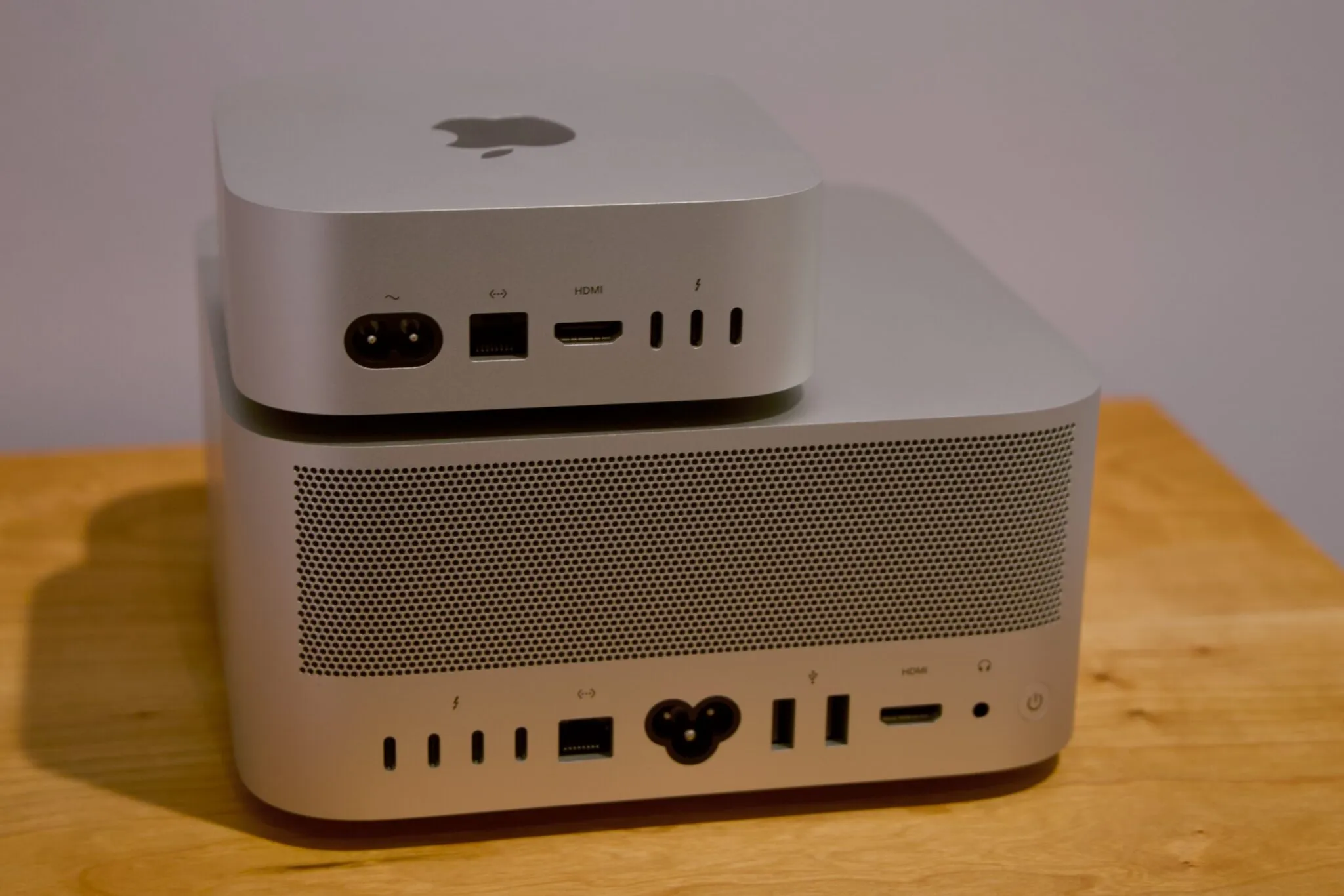 جهاز Mac Studio بمعالج M5 Ultra الجديد مع منافذ Thunderbolt 5 وHDMI 2.1، يعرض تصميمًا مدمجًا وأداءً عاليًا لتشغيل نماذج الذكاء الاصطناعي محليًا.