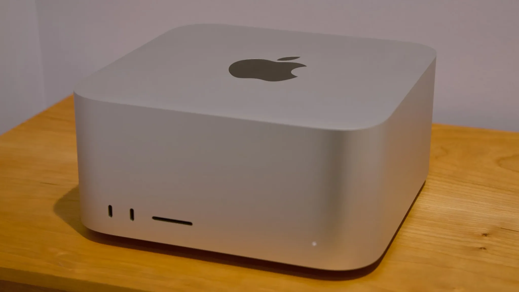 جهاز Mac Studio الجديد بمعالج M5 Ultra، تصميم صغير وأنيق، مخصص لتشغيل نماذج الذكاء الاصطناعي محلياً مع أداء حوسبي عالي وذاكرة موحدة.
