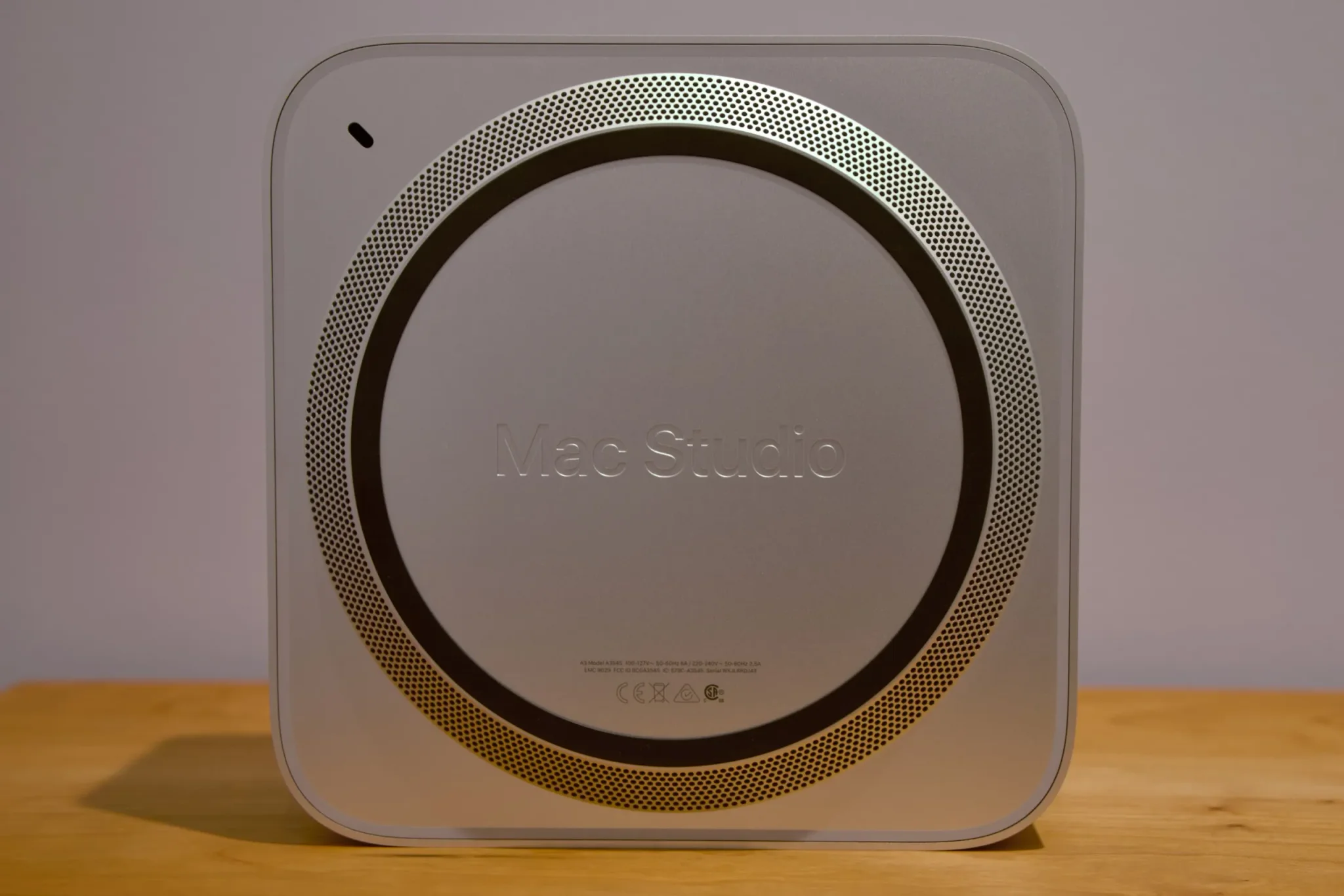 جهاز Mac Studio الجديد بمعالج M5 Ultra مع تصميم مدمج وفتحات تهوية نحاسية لتحسين التبريد، موجه لتشغيل نماذج الذكاء الاصطناعي محلياً.