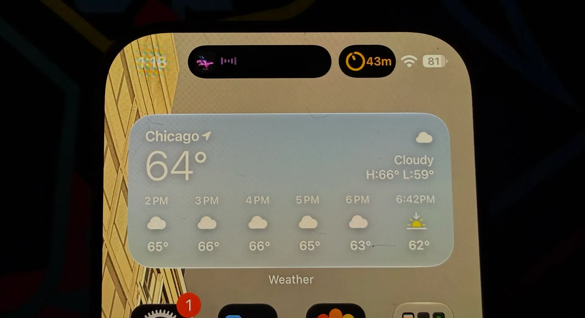 واجهة شاشة iPhone 18 Pro تظهر الجزيرة الديناميكية الأصغر مع عرض نشاطات متعددة ودرجة حرارة الطقس في شيكاغو.