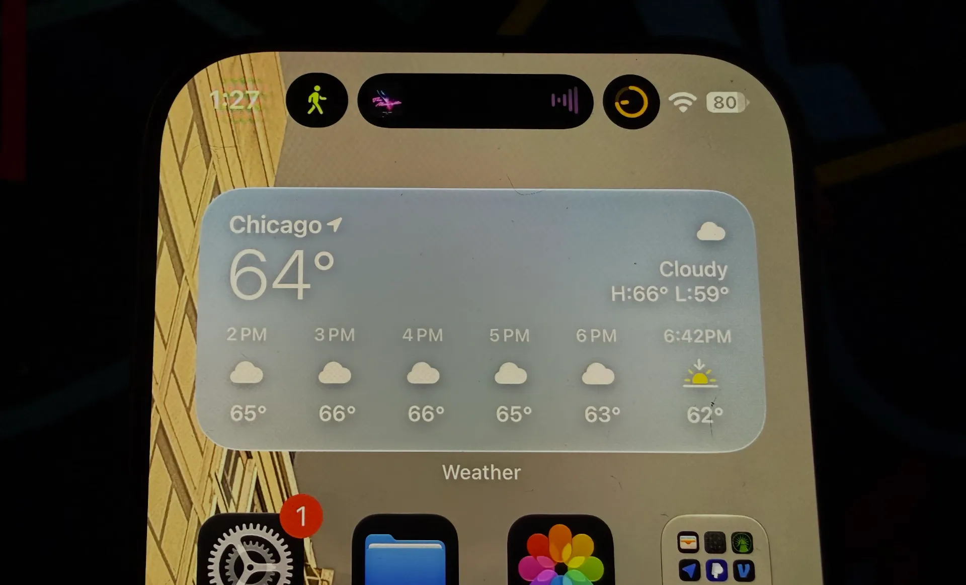 شاشة iPhone 18 Pro تعرض الطقس في شيكاغو مع الجزيرة الديناميكية الأصغر في أعلى الشاشة التي تظهر إشعارات متعددة بوضوح.