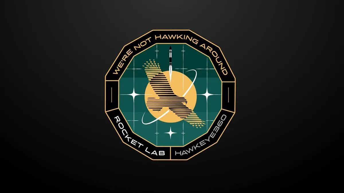 شعار مهمة إطلاق أقمار HawkEye 360 الثلاثة من Rocket Lab مع رمز صاروخ وطيور، يعكس تتبع الإشارات الراديوية في المدار الأرضي المنخفض.