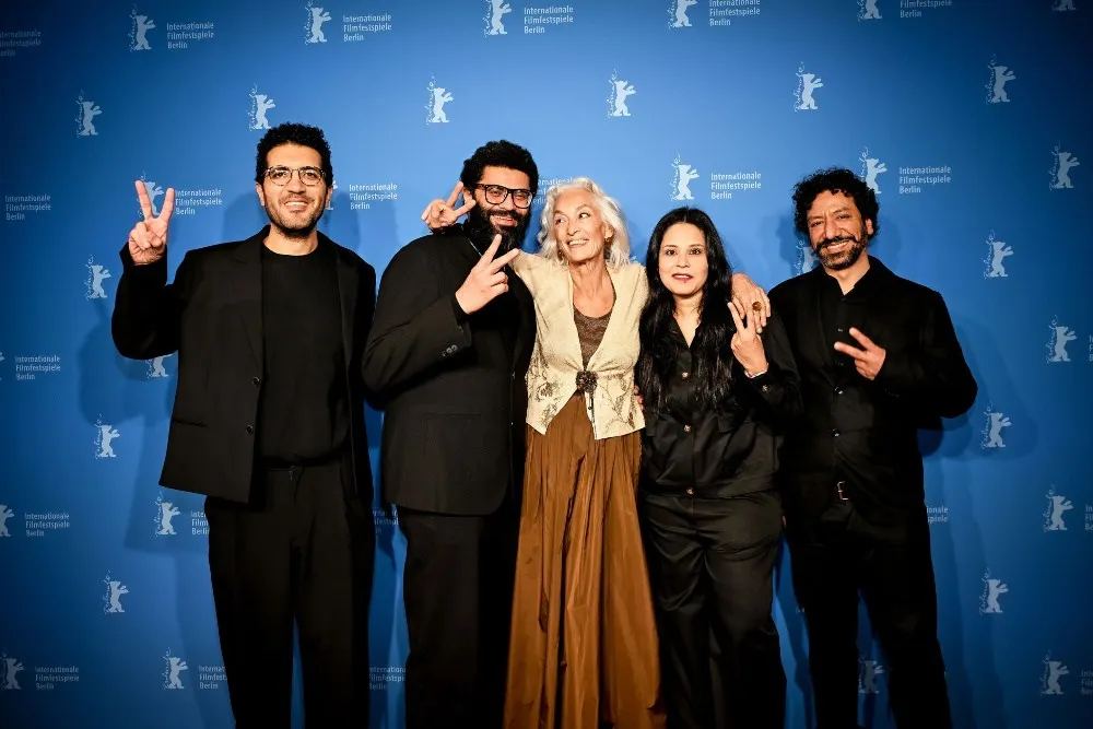 فريق عمل فيلم "Safe Exit" المصري في مهرجان برلين السينمائي 2026، يحتفلون بنجاح العرض العالمي الأول للفيلم المستقل الممول ذاتياً.
