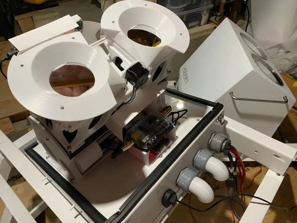 جهاز كاشف ضوئي من شبكة LaserSETI في العُلا لمراقبة إشارات الليزر المحتملة من حضارات خارج الأرض ضمن مشروع علمي عالمي.