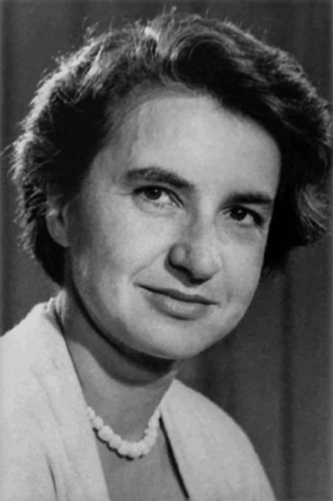 صورة بالأبيض والأسود لعالمة Rosalind Franklin التي ساهمت في اكتشاف بنية الحمض النووي باستخدام تقنيات حيود الأشعة السينية.