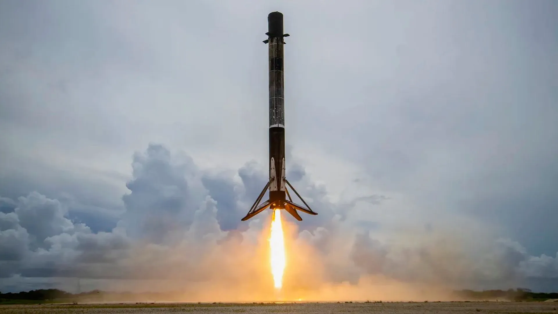 هبوط عمودي لمرحلة Falcon 9 الأولى من SpaceX باستخدام محركاتها لإعادة الاستخدام الناجح في مهمة فضائية.