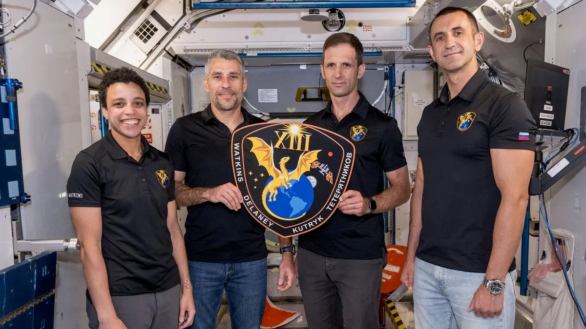 طاقم مهمة Crew-13 الدولية على متن محطة الفضاء الدولية يحمل شعار المهمة مع الرقم 13، مؤكدين عودة ناسا لاستخدام الرقم بعد خمسين عاماً.
