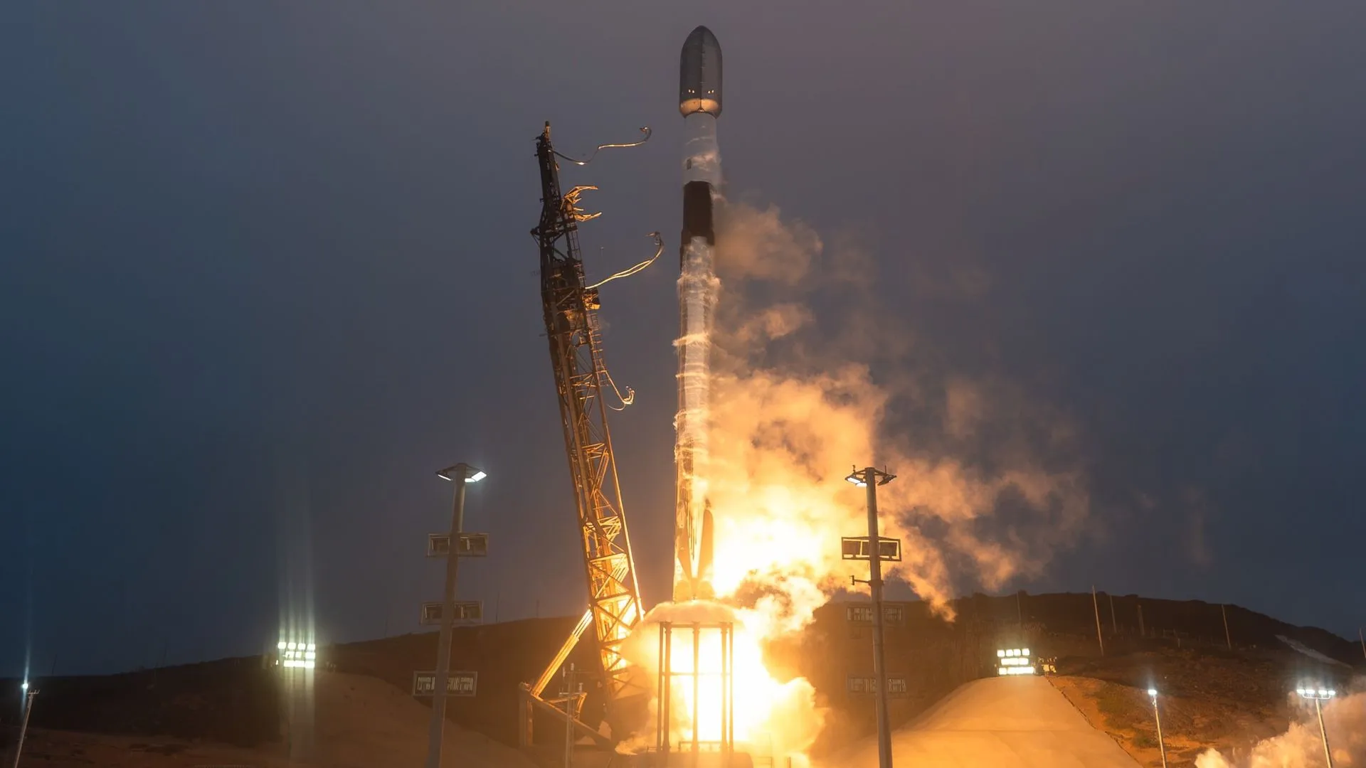إطلاق صاروخ Falcon 9 من كاليفورنيا يحمل 27 قمراً اصطناعياً لشبكة Starlink لتوسيع تغطية الإنترنت الفضائي.