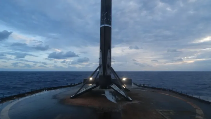 صاروخ فالكون 9 لهبوط ناجح على سفينة SpaceX المسيّرة في المحيط الأطلسي بعد إطلاق مهمة Bandwagon-5 التي تحمل كبسولة Starfall لإعادة الحمولات من المدار.