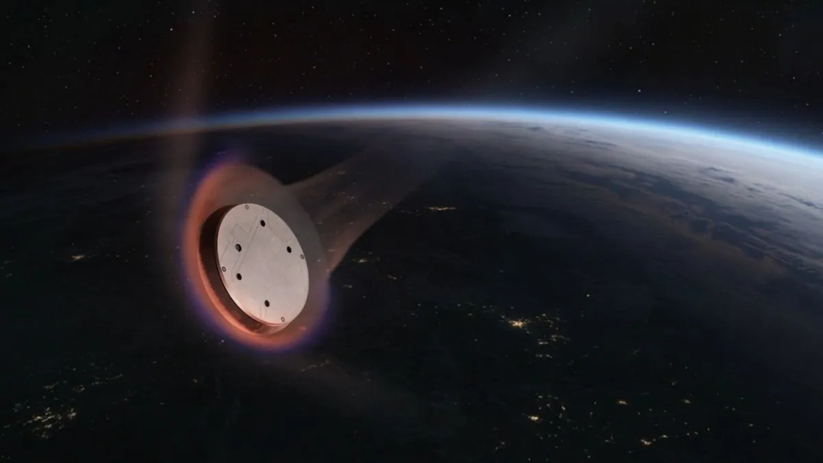 كبسولة Starfall التابعة لـSpaceX تعود من المدار محاطة بغلاف جوي مشتعل، تمثل تقنية إعادة حمولات الفضاء إلى الأرض لدعم أبحاث الجاذبية الصغرى والتصنيع الفضائي.