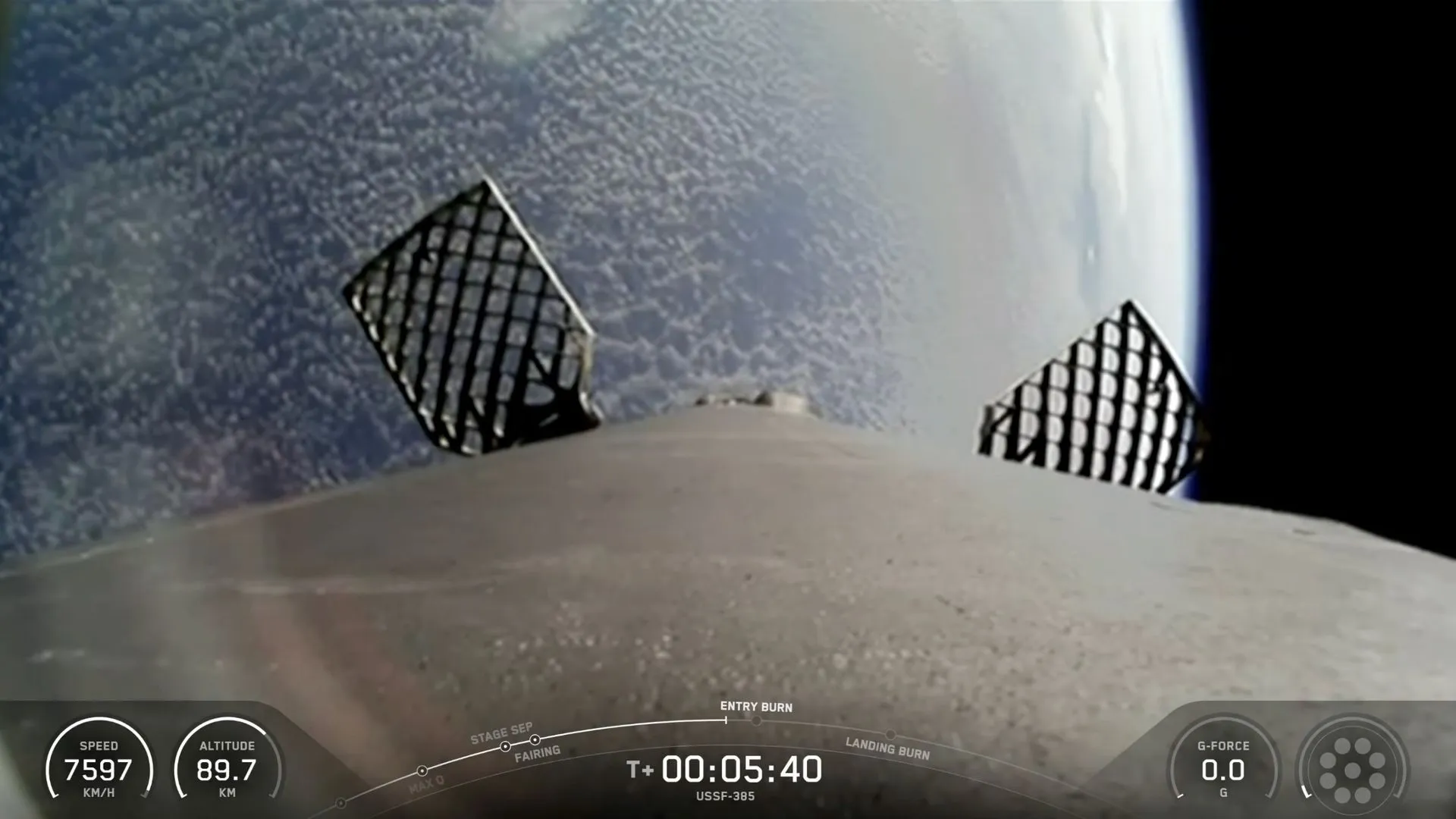 عرض مباشر من كاميرا على صاروخ Falcon 9 أثناء مهمة سرية USSF-385 في الفضاء مع بيانات السرعة والارتفاع.