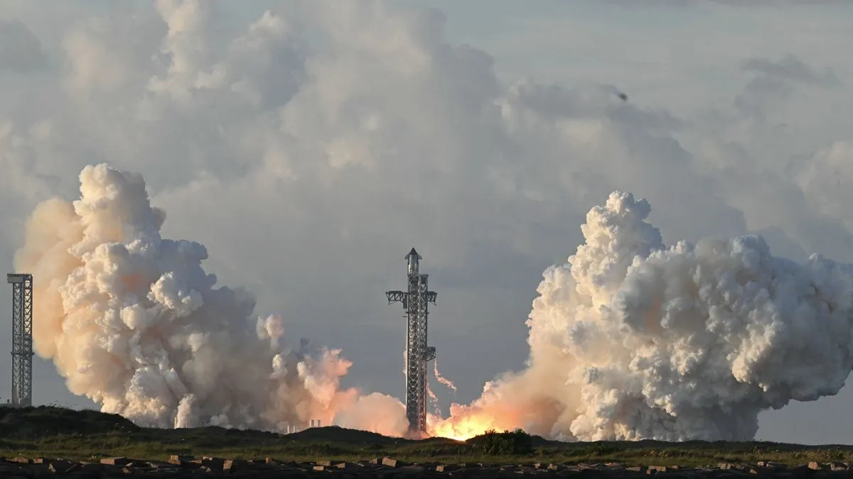 انطلاق مركبة Starship من قاعدة Starbase في تكساس مع أعمدة دخان كثيفة، في رحلة مدارية ناجحة تحمل أقمار ستارلينك الجديدة.