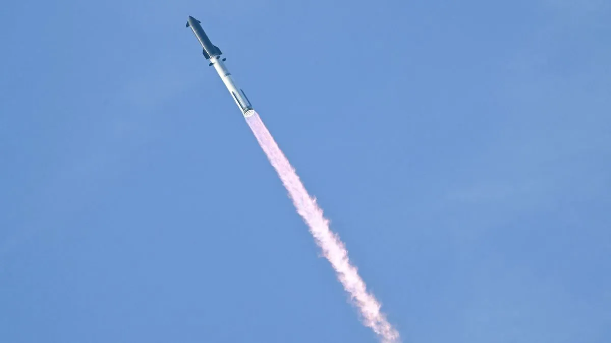 مركبة Starship التابعة لشركة SpaceX تحلق في السماء مع أثر لهب وردي أثناء رحلتها الناجحة إلى المدار الأرضي في سبتمبر 2023.