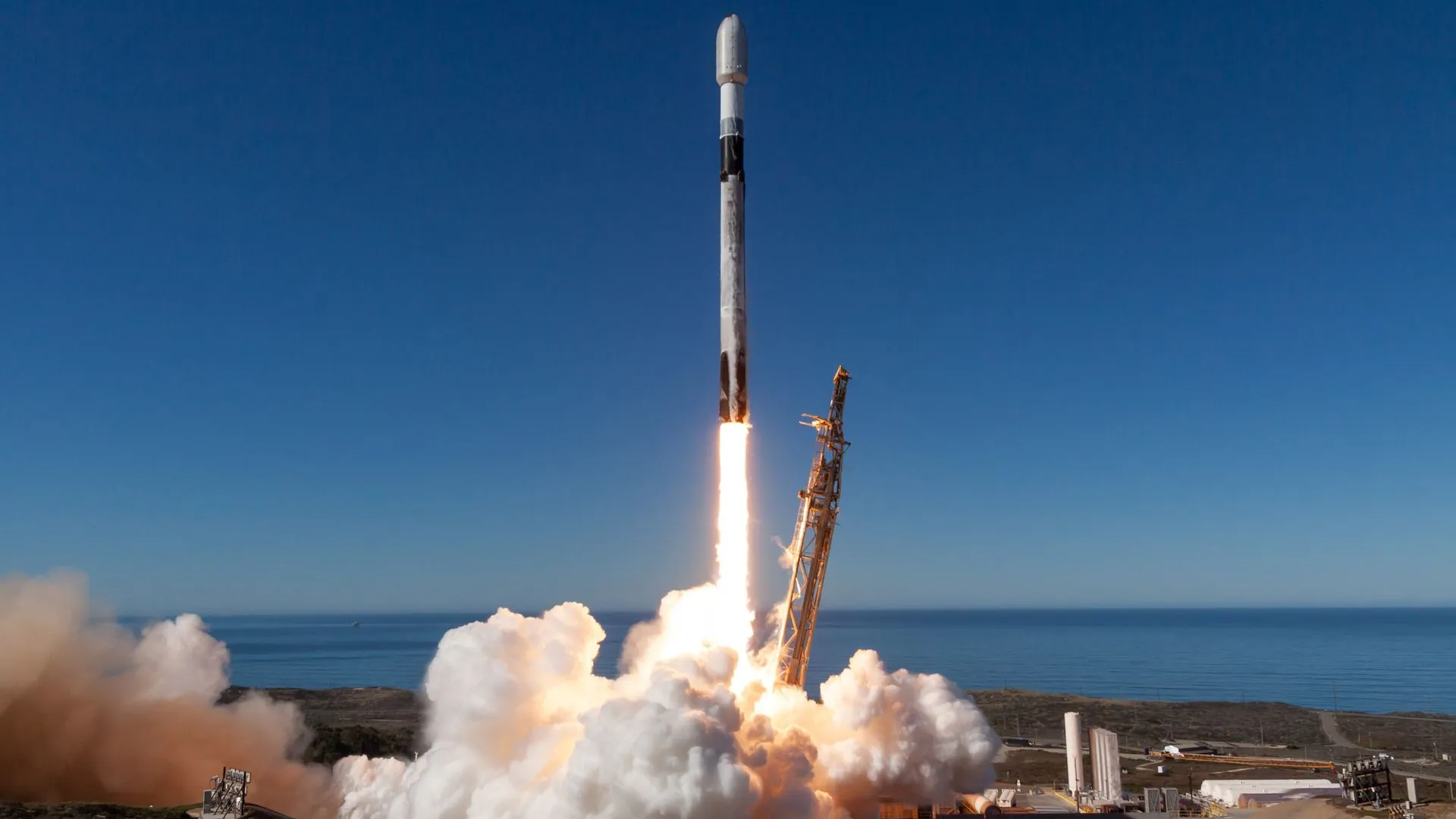 إطلاق صاروخ SpaceX يحمل قمرًا صناعيًا تجريبيًا لمشروع Google Suncatcher لتشغيل مراكز بيانات الذكاء الاصطناعي في الفضاء.