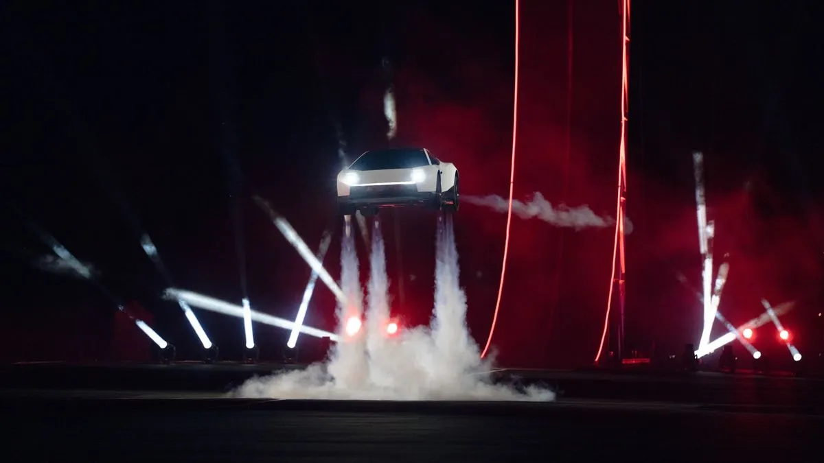 سيارة Tesla Roadster تطير باستخدام دافعات صاروخية في عرض Tesla بولاية تكساس، مع تأثيرات ضوئية ودخان لتعزيز الأداء البهلواني.