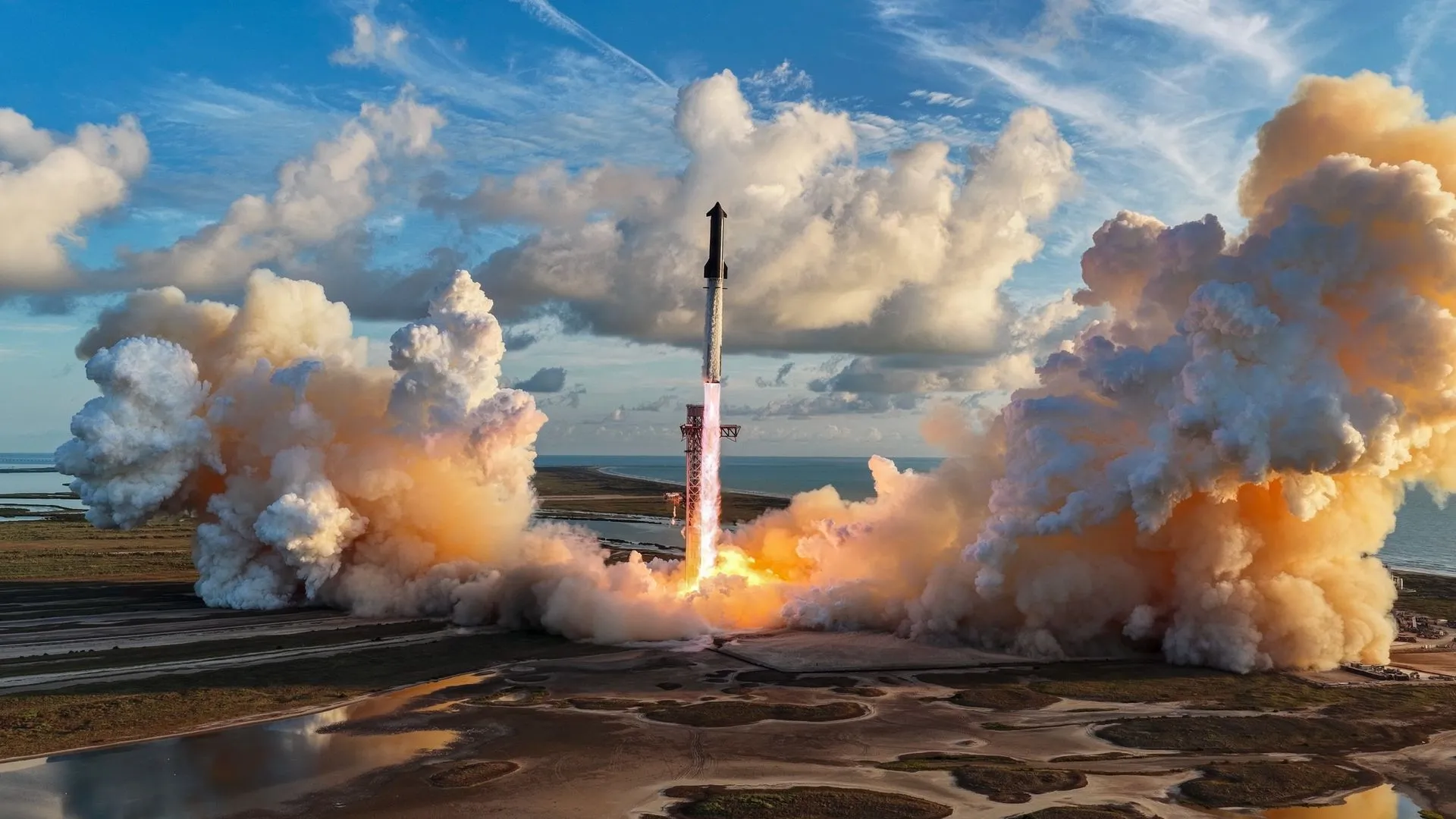 صاروخ Starship ينطلق محاطًا بسحب الدخان واللهب خلال اختبار إطلاق ناجح يوضح تقدم SpaceX في رحلات الفضاء المدارية.