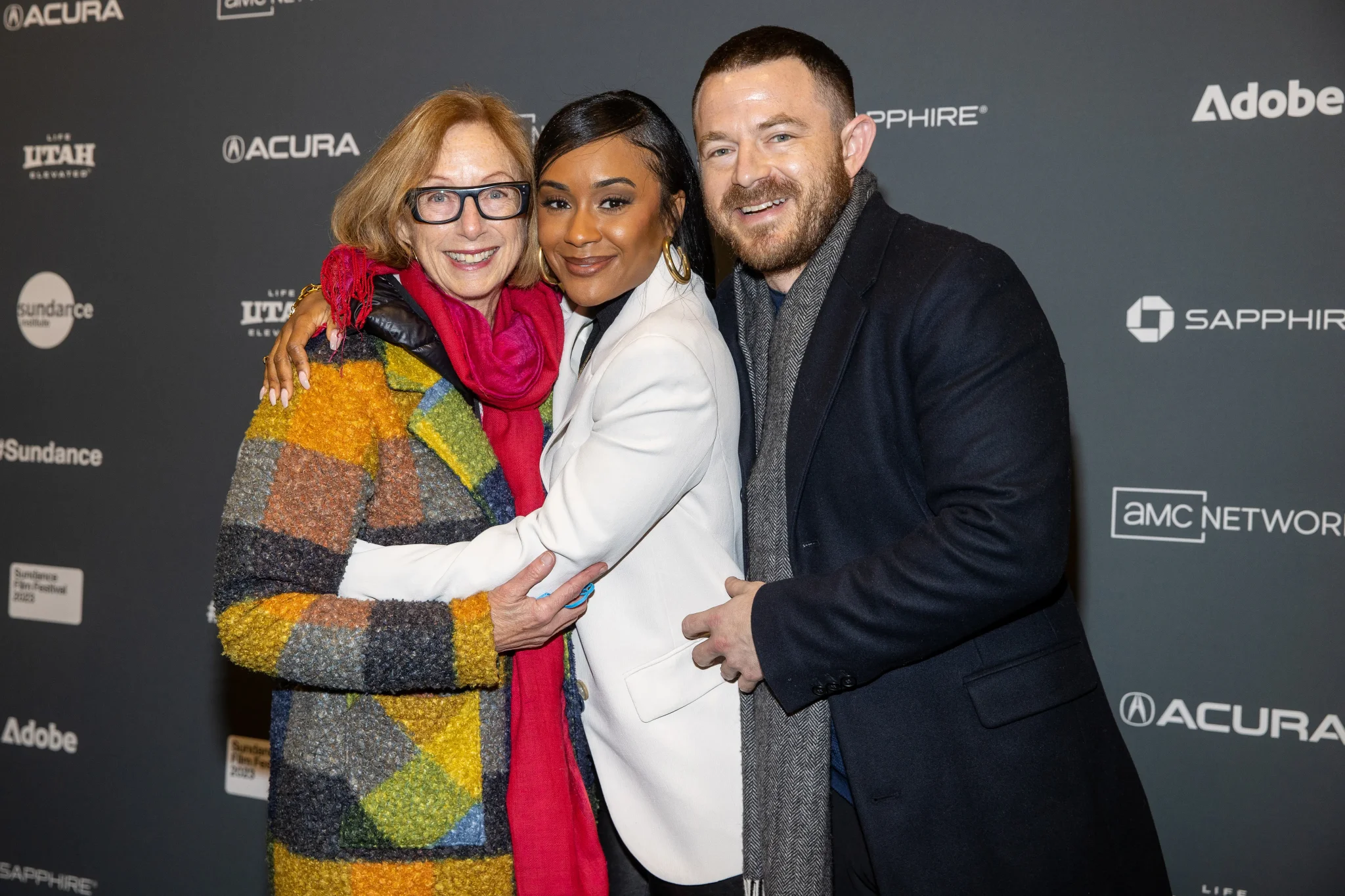 ميشيل ساتر مع اثنين من الحضور في مهرجان صندانس، يعكس دعمها المستمر لفناني الأفلام الناشئين من خلال صندوق Michael Latt Legacy.