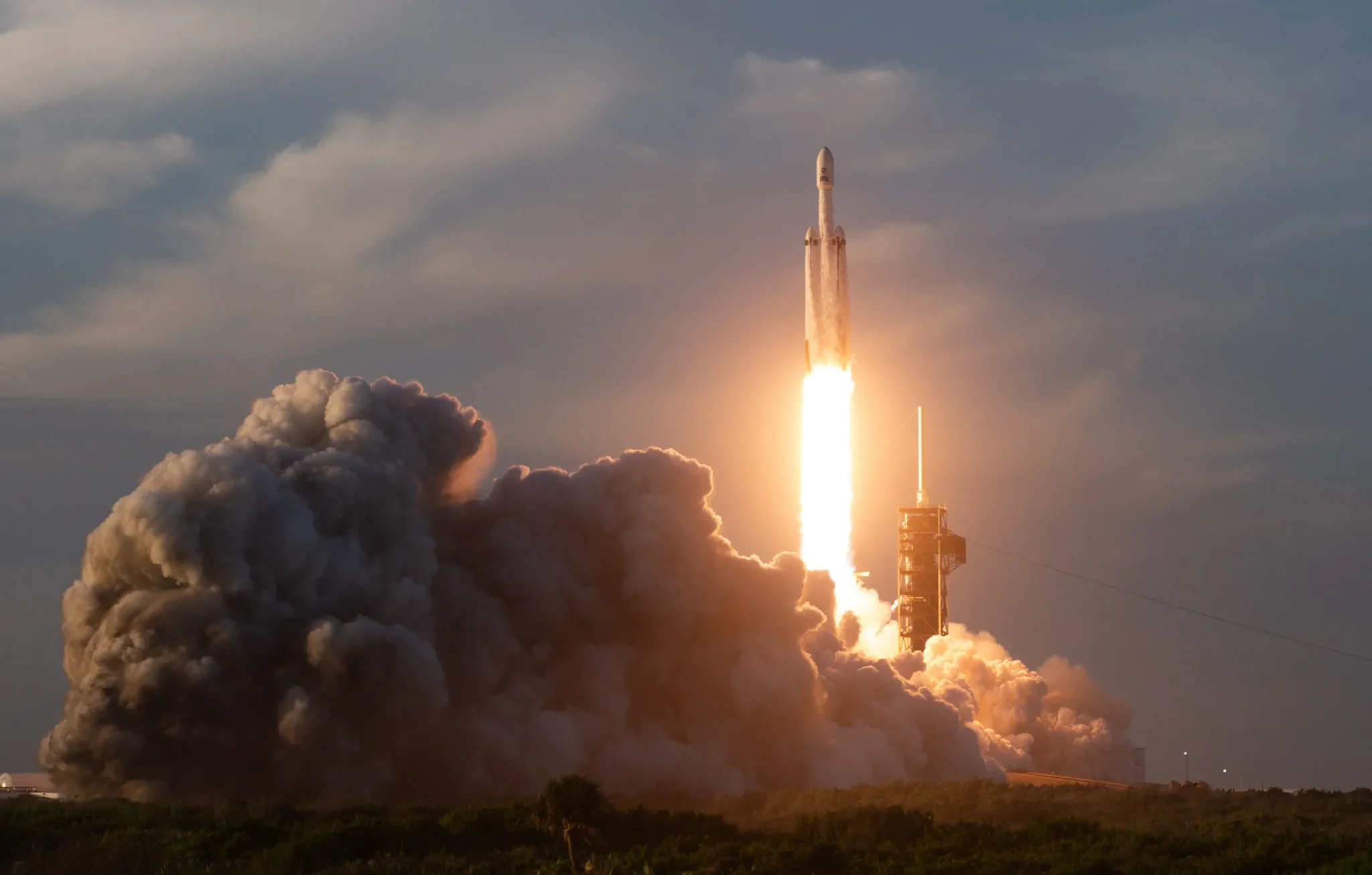 صاروخ SpaceX Falcon Heavy ينطلق من مركز كينيدي حاملاً تلسكوب Nancy Grace Roman الفضائي لاستكشاف الكون بدقة عالية ووقود يكفي لأكثر من 22 عاماً.