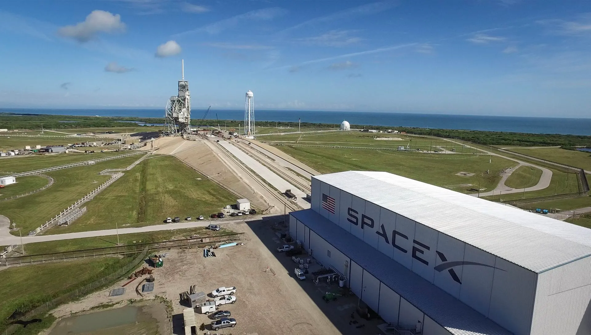 منصة الإطلاق 39A في مركز كينيدي الفضائي بفلوريدا، جاهزة لاستقبال صاروخ Starship من SpaceX بعد تحديثات كبيرة لدعم مهمات الفضاء المستقبلية.