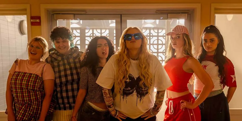 مجموعة من الشباب يعبرون عن الثقة والتمرد في مشهد درامي كوميدي من مهرجان تورنتو السينمائي TIFF 2023.