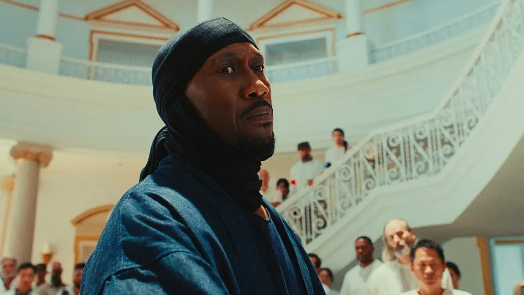 مشهد من فيلم "Your Mother Your Mother Your Mother" يعرض في مهرجان تورنتو الدولي للأفلام 2023، يظهر فيه الممثل الرئيسي في دور درامي مع خلفية من الحضور.