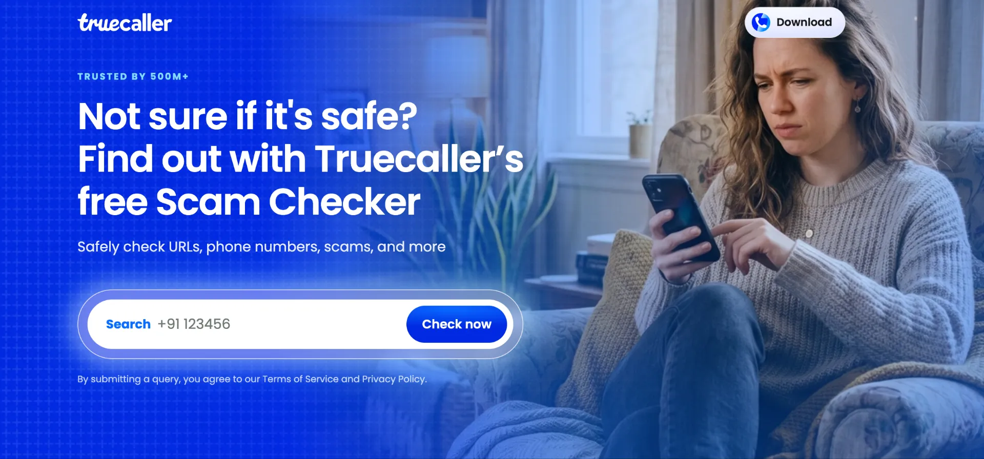 امرأة تستخدم هاتفها المحمول للتحقق من أمان الروابط والأرقام عبر أداة Truecaller المجانية لفحص الاحتيال والرسائل المشبوهة.