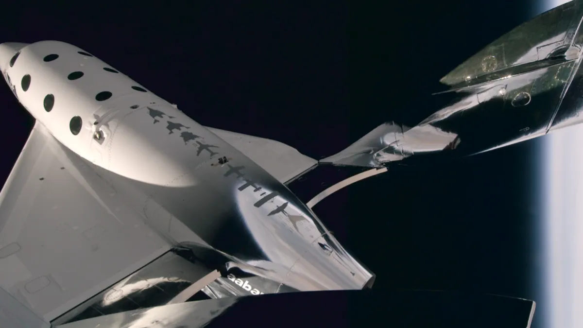 مركبة دلتا الفضائية من Virgin Galactic أثناء اختبار الطيران، تمهيداً لرحلات الفضاء التجارية المنتظمة في 2027.