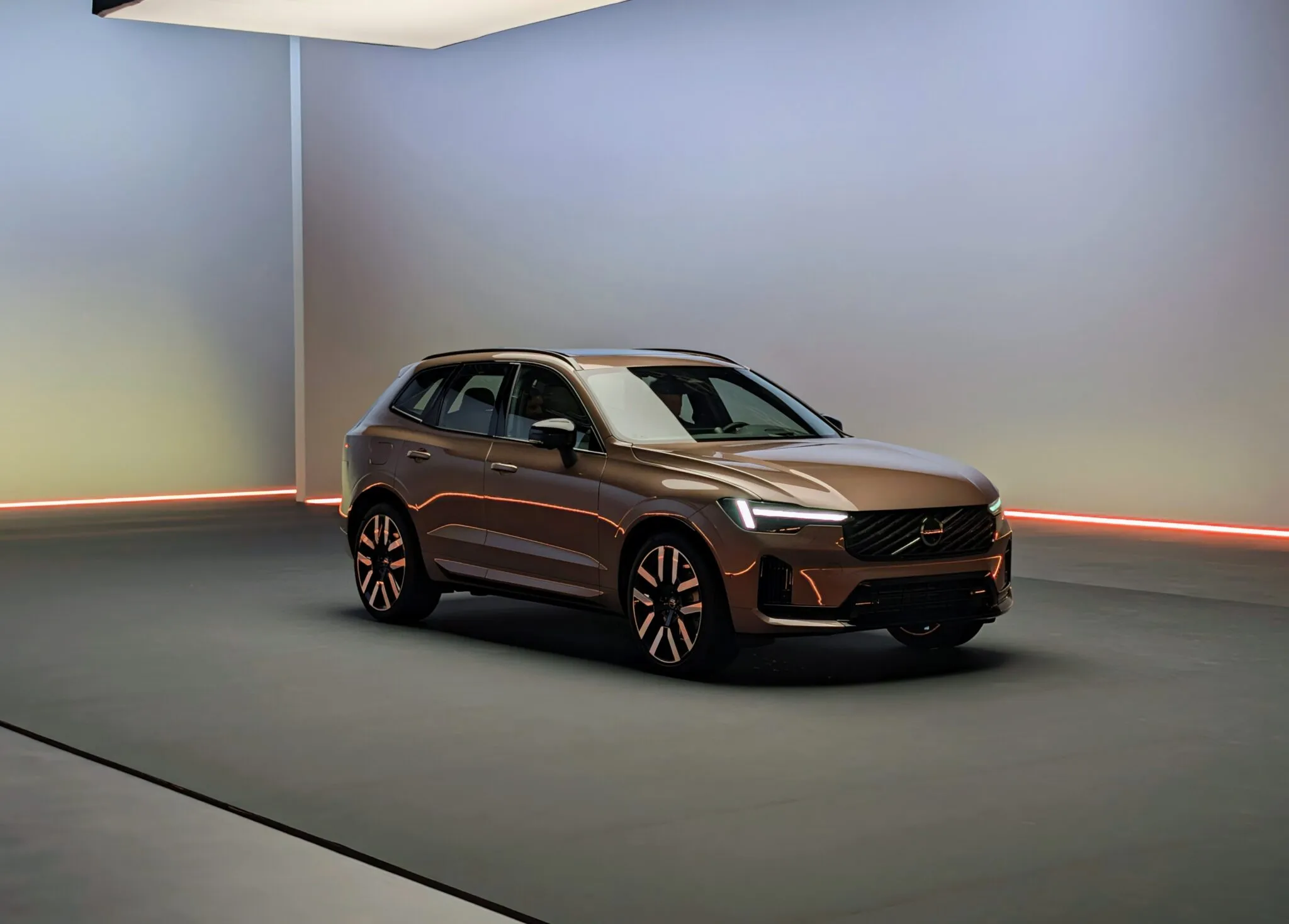 سيارة فولفو XC60 2028 الهجينة القابلة للشحن مع تحديثات تصميمية وتقنية تشمل مدى كهربائي يصل إلى 200 كيلومتر.