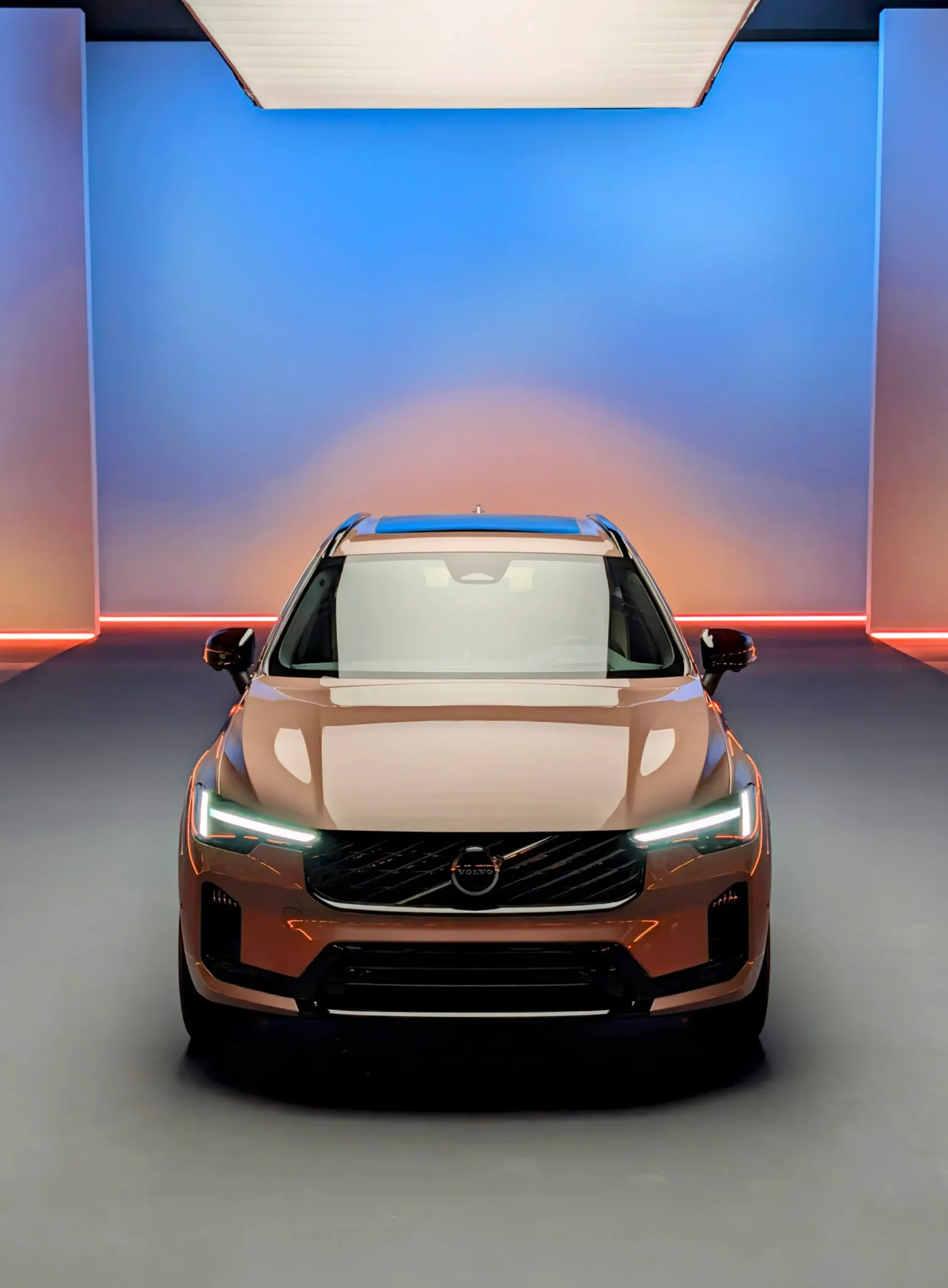 سيارة فولفو XC60 2028 الهجينة القابلة للشحن مع تصميم أمامي حديث ومصابيح LED مميزة، تعكس تحديثات منتصف الدورة وزيادة المدى الكهربائي.