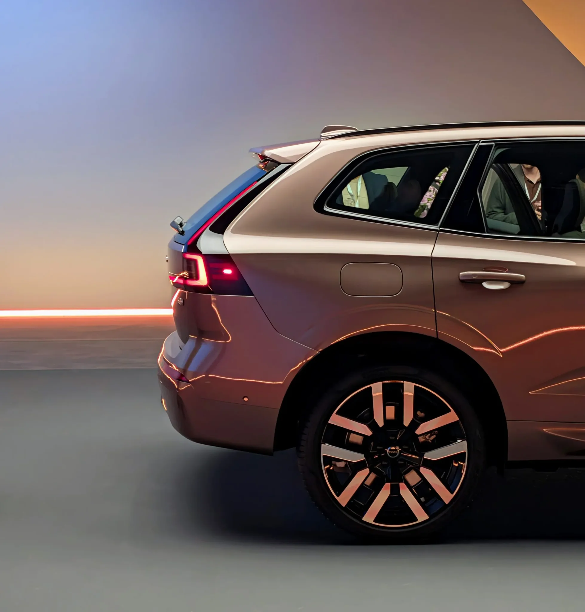 سيارة فولفو XC60 موديل 2028 بنظام هجين قابل للشحن مع تصميم خلفي محدث ومصابيح LED حديثة، تعكس تحديثات منتصف الدورة وتحسينات الأداء والسلامة.