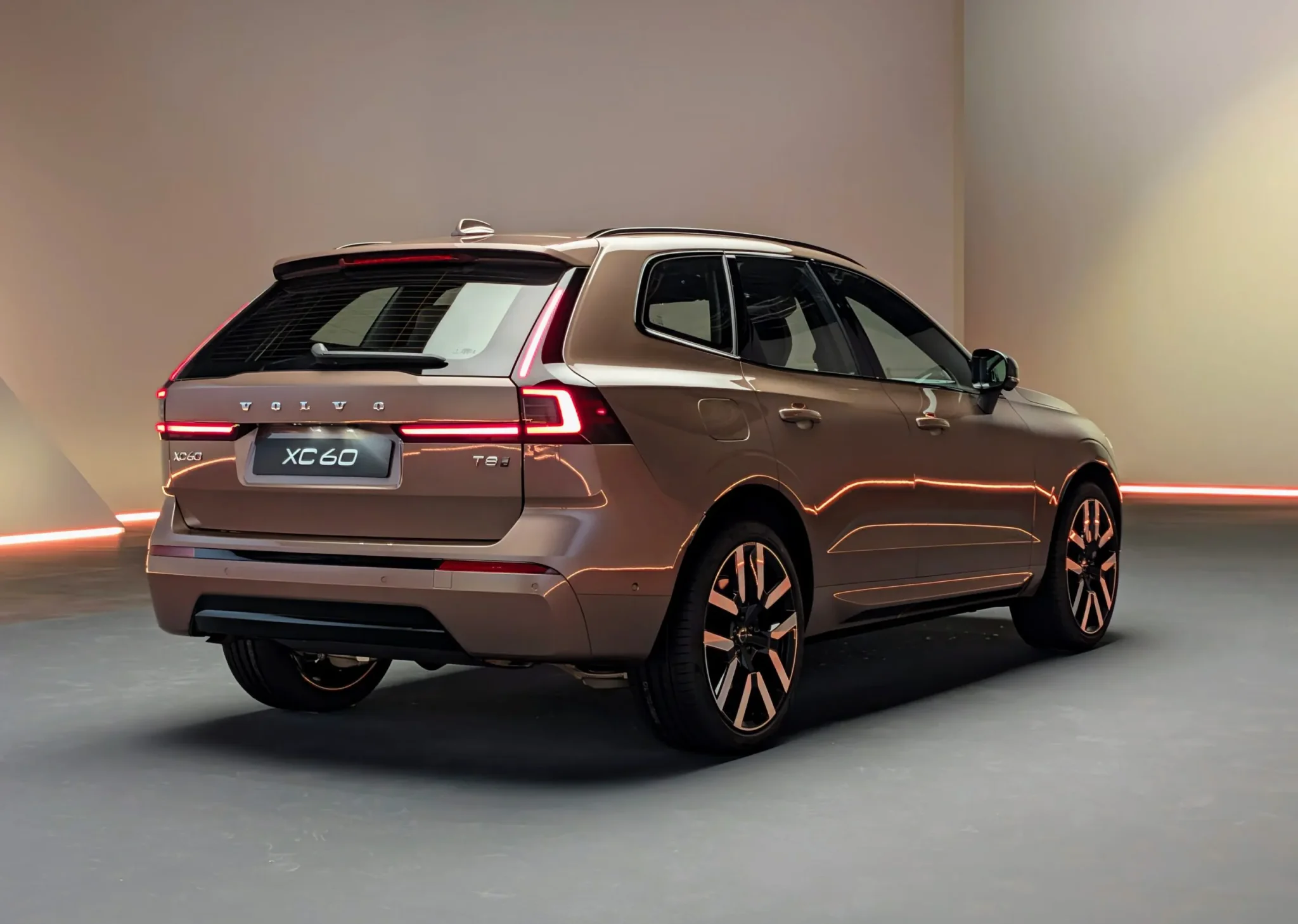 سيارة فولفو XC60 2028 بنظام هجين قابل للشحن مع تصميم خارجي محدث ومصابيح LED خلفية، تعزز مدى كهربائي يصل إلى 200 كيلومتر.