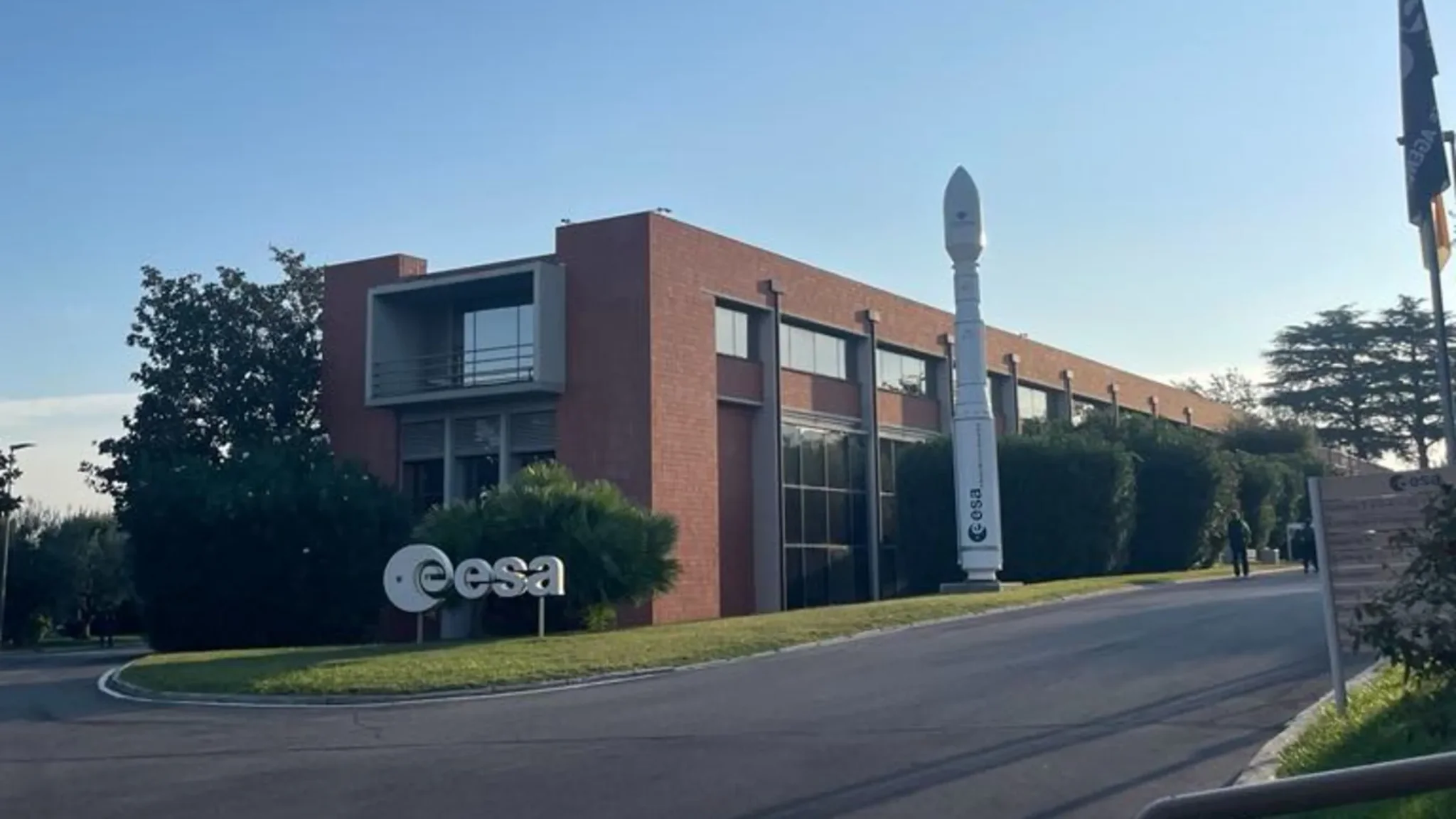 مبنى وكالة الفضاء الأوروبية ESA في فراسكاتي بإيطاليا مع نموذج صاروخ أمام المدخل، مركز لإدارة ومراقبة أقمار رصد الأرض الأوروبية.