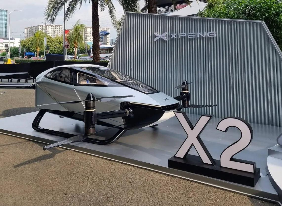 طائرة كهربائية ذات إقلاع وهبوط عمودي X2 من XPENG معروضة في افتتاح فرع الشركة الجديد في الفلبين، تعكس توسع الشركة في تقنيات التنقل الحديثة.
