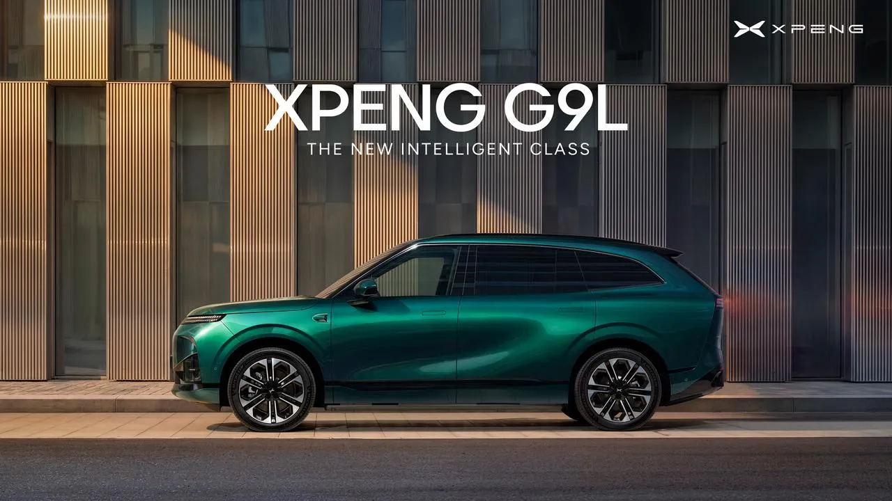 سيارة XPENG G9L الكهربائية الفاخرة ذات الدفع الرباعي بتصميم عصري، معروضة استعداداً لإطلاقها في معرض باريس للسيارات 2026.